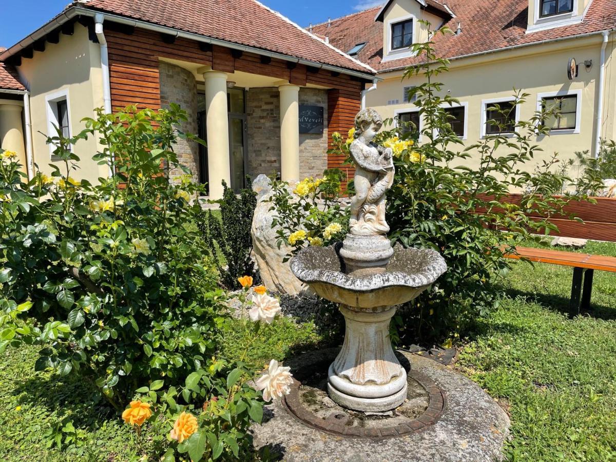 Hotel Veveri Veverska Bityska Екстериор снимка